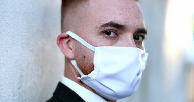 İş adamı portresi Coronavirus salgını sırasında yüz maskesi takıyor