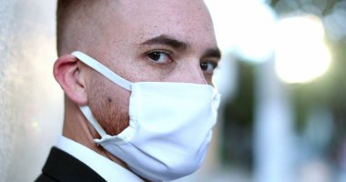 İş adamı portresi Coronavirus salgını sırasında yüz maskesi takıyor