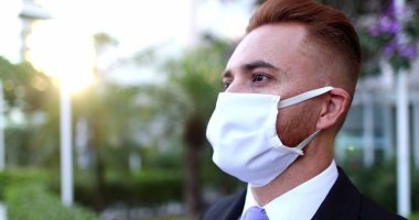 İş adamı portresi Coronavirus salgını sırasında yüz maskesi takıyor