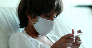 Çocuk salgın sırasında video oyunu oynuyor