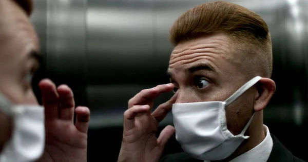 Adamı Maske Takıyor Asansör Aynasında Kendine Bakıyor Koruyucu Maskeyle Dışarı — Stok fotoğraf