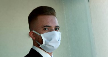 Kameraya bakan virüs salgınına karşı maske takan adamın portresi