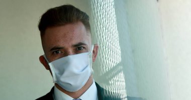 Kameraya bakan virüs salgınına karşı maske takan adamın portresi