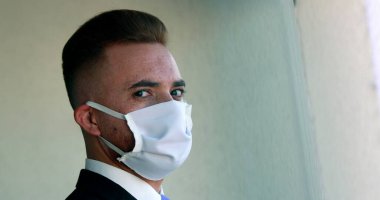 Kameraya bakan virüs salgınına karşı maske takan adamın portresi