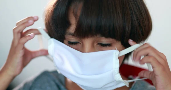 Niño Poniendo Prevención Máscara Pandémica Cara — Foto de Stock