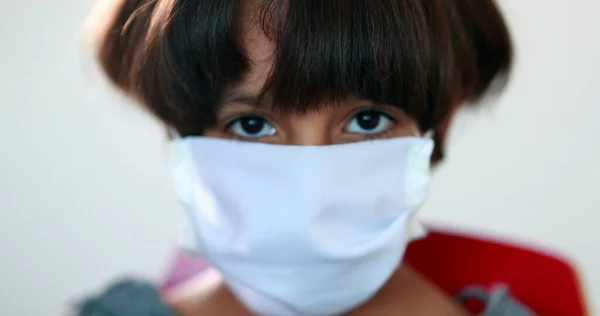 Junge Setzt Pandemie Maske Auf Gesicht — Stockfoto