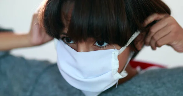 Băiatul Care Pune Masca Pandemică Prevenire Față — Fotografie, imagine de stoc