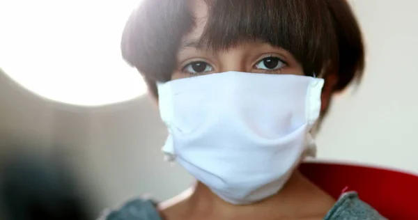Молодий Хлопчик Вводить Запобігання Пандемії Маски Обличчя Дитина Носить Хірургічну — стокове фото