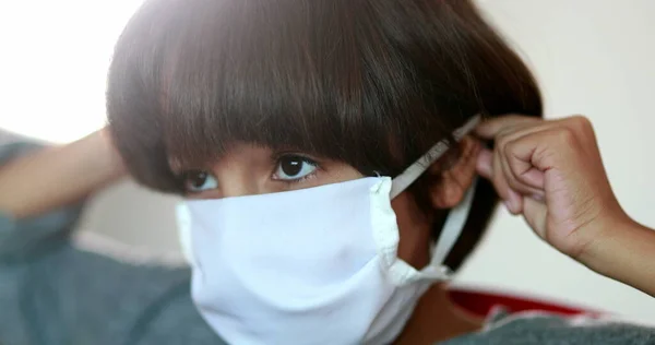 Junge Setzt Pandemiemaske Ins Gesicht Kind Trägt Maske Blickt Die — Stockfoto