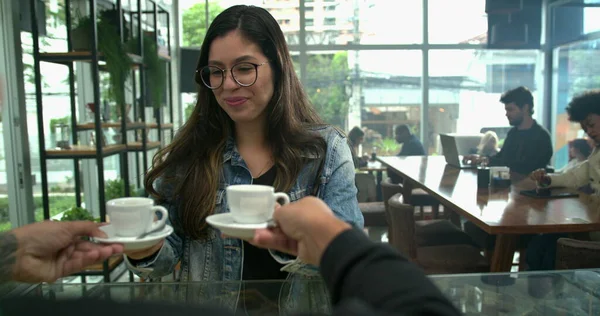 Female Customer Picking Coffee Order Coffee Shop Counter — Stock Photo, Image