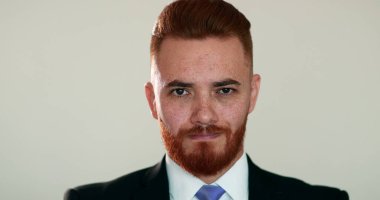 İş adamı şok reaksiyonu. Takım elbiseli yakışıklı adam şaşırmış gözlerle tepki veriyor.