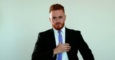 İş adamı Eureka anı. Yönetici kızıl saçlı öngörü fikri. Düşünceli girişimci bir fikir arıyor.