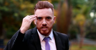 İş adamı kamera görüntüsü ile tartışıyor. İrlandalı görünümlü şirket yöneticisi tartışmada kameraya konuşuyor