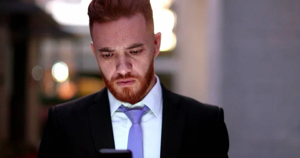 Geschäftsmann Checkt Handy Bei Nächtlichem Spaziergang Firmenzentrale — Stockfoto