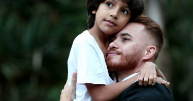 Dışarıda baba ile çocuk arasında çok güzel bir an var. Etnik açıdan farklı bir aile.