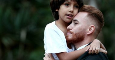 Dışarıda baba ile çocuk arasında çok güzel bir an var. Etnik açıdan farklı bir aile.