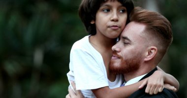 Dışarıda baba ile çocuk arasında çok güzel bir an var. Etnik açıdan farklı bir aile.