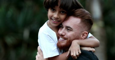 Dışarıda baba ile çocuk arasında çok güzel bir an var. Etnik açıdan farklı bir aile.