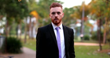 Kızgın iş adamı dışarıda kameraya karşı tartışıyor. Tartışmada yönetici üzgün