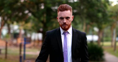 Kızgın iş adamı dışarıda kameraya karşı tartışıyor. Tartışma 2.mov 'da üzgün yönetici