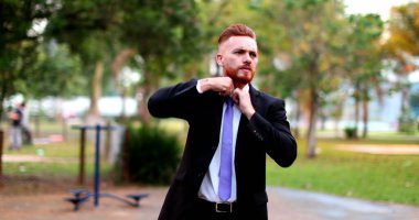 Kızgın iş adamı dışarıda kameraya karşı tartışıyor. Tartışmada yönetici üzgün