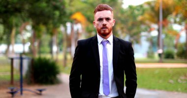 Kızgın iş adamı dışarıda kameraya karşı tartışıyor. Tartışmada yönetici üzgün