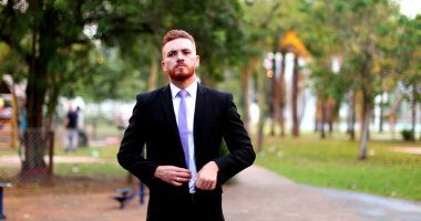 Kızgın iş adamı dışarıda kameraya karşı tartışıyor. Tartışmada yönetici üzgün