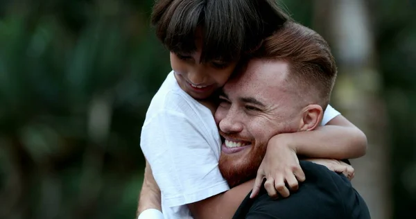 Piękne Dziecko Ojciec Objąć Mieszane Rasy Syn Przytulając Tatę Autentyczny — Zdjęcie stockowe