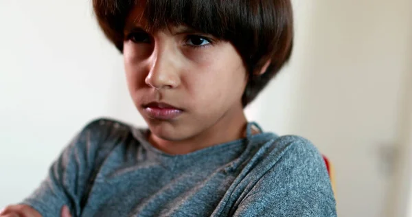 Θυμωμένη Παιδική Αντίδραση Σταυρώνει Χέρια Στο Θυμό Προσβαλλόμενο Νεαρό Αγόρι — Φωτογραφία Αρχείου