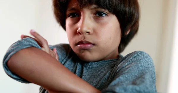 Злісна Дитяча Реакція Перетинає Руки Гніві Захищений Молодий Хлопчик Схрещеними — стокове фото