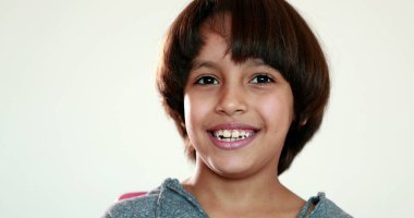 Çocuk kameraya göz kırpıyor, melez çocuk göz kırpıyor.