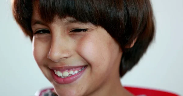 Sevimli Melez Çocuk Kameraya Göz Kırpıyor Gülümsüyor Karizmatik Genç Çocuk — Stok fotoğraf