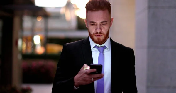 Empresarial Executivo Homem Negócios Andando Olhando Para Dispositivo Smartphone — Fotografia de Stock