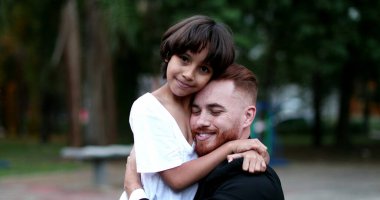 Oğlunun baba yanağını öptüğü sevgi dolu bir an. Etnik çeşitlilikte aile ve çocuk sevgisi ve bakımı