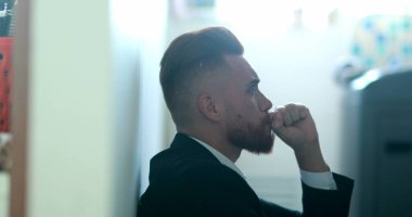 İş yerinde oturup umutsuzluk ve hüsranı hissetmek. Girişimci yardım ararken başarısız oldu