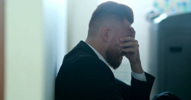 İş yerinde oturup umutsuzluk ve hüsranı hissetmek. Girişimci yardım ararken başarısız oldu