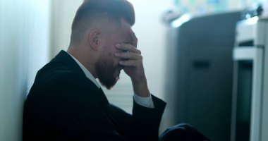 İş yerinde oturup umutsuzluk ve hüsranı hissetmek. Girişimci yardım ararken başarısız oldu