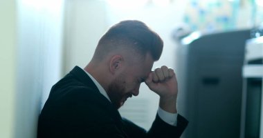 İş yerinde oturup umutsuzluk ve hüsranı hissetmek. Girişimci yardım ararken başarısız oldu