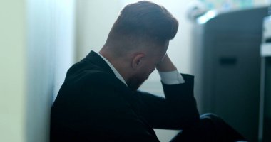 İş yerinde oturup umutsuzluk ve hüsranı hissetmek. Girişimci yardım ararken başarısız oldu