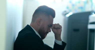 İş yerinde oturup umutsuzluk ve hüsranı hissetmek. Girişimci yardım ararken başarısız oldu