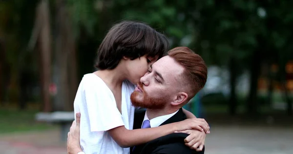 Carinhoso Momento Amoroso Filho Beijando Bochecha Pai Família Etnicamente Diversa — Fotografia de Stock