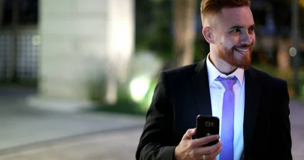 사업가가 휴대폰을 보면서 스마트폰을 다니는 경영자 — 스톡 사진