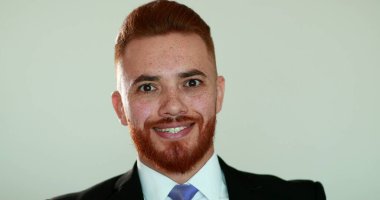 Yakışıklı iş adamı kızıl saçlı iyi haberleri duyunca kamera karşısında şaşkınlıkla gülüyor.