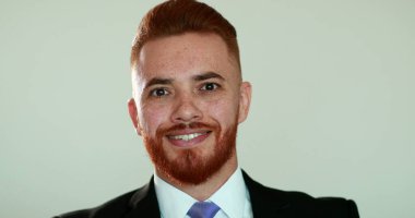 Yakışıklı yönetici adam sıradan gülümseme tepkisi