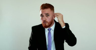 Öfkeli iş adamı kameraya konuşuyor, patron kavramı kızgın adamı tartışıyor.