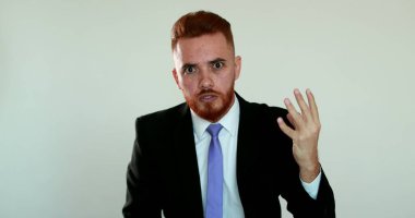 Öfkeli iş adamı kameraya konuşuyor, patron kavramı kızgın adamı tartışıyor.