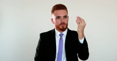 Hüsrana uğramış iş adamı üzgün, patron hayal kırıklığı içinde kameraya bakıyor.