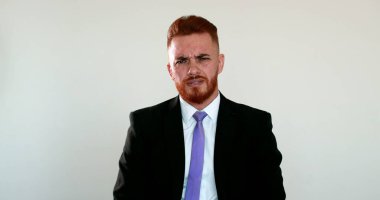 Hüsrana uğramış iş adamı üzgün, patron hayal kırıklığı içinde kameraya bakıyor.