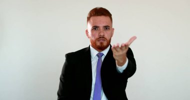 Hüsrana uğramış iş adamı üzgün, patron hayal kırıklığı içinde kameraya bakıyor.