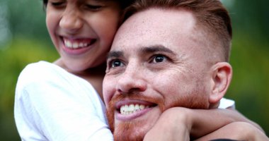 Baba oğul kucaklaşması, çocuk kucaklaması, çeşitlilik karışık ırk.